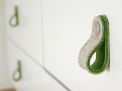Moebelgriff-Schlaufe-aus-Filz-mit-Edelstahl-Knopf-wollweiss-apfelgruen