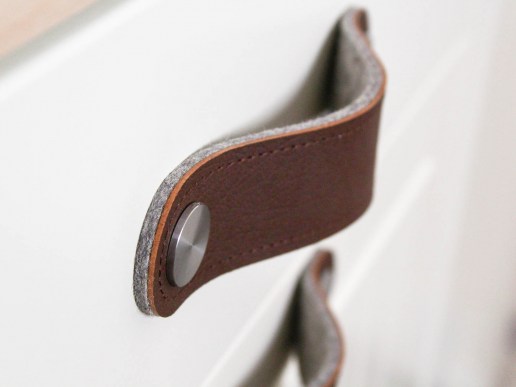 Moebelgriff-aus-Filz-und-recyceltem-Leder-kastanie-grau-edelstahl-Detail