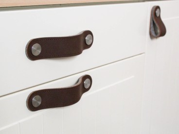 Moebelgriff-aus-Filz-und-recyceltem-Leder-kastanie-grau-edelstahl