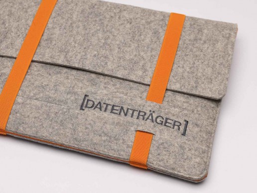Notebooktasche-Datentraeger-mit-Gummiband-aus-Natur-Filz