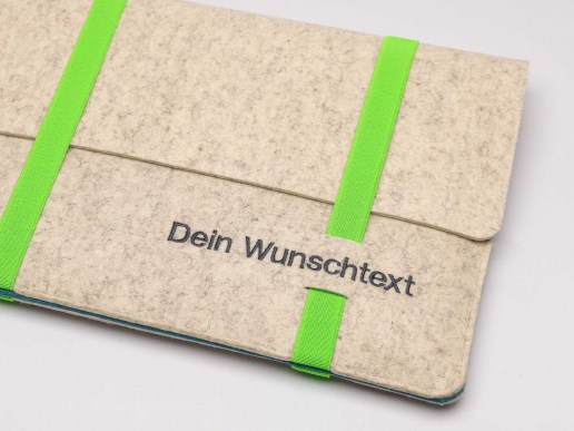 Notebooktasche-Wunschtext-mit-Gummiband-aus-Natur-Filz