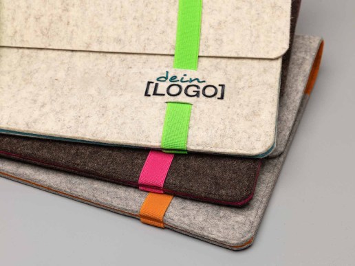 Notebooktasche-mit-Gummiband-aus-Filz-mit-Logo-Bestickung