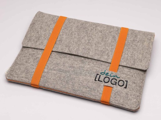 Notebooktasche-mit-Gummiband-aus-Filz-mit-Logo-bestickt