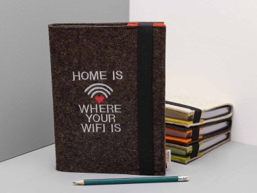 Notizbuch-mit-Filz-Einband-bestickt-Home-is-where-WIFI-is