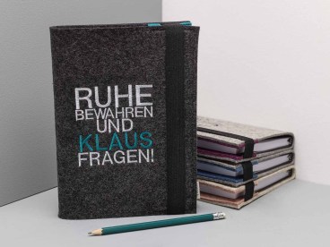 Notizbuch-mit-Filz-Einband-bestickt-Spruch-Ruhe-bewahren-und-Wunschname
