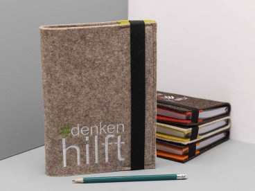 Notizbuch-mit-Filz-Einband-bestickt-Spruch-denken-hilft