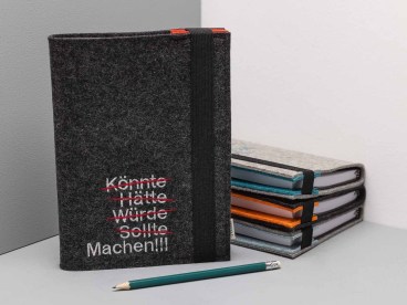Notizbuch-mit-Filz-Einband-bestickt-Spruch-haette-koennte-sollte-MACHEN
