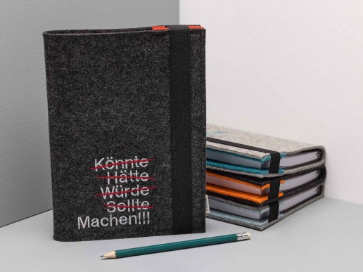 Notizbuch-mit-Filz-Einband-bestickt-Spruch-haette-koennte-sollte-MACHEN