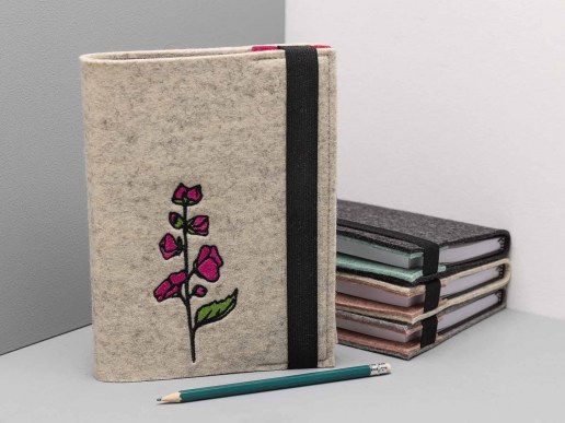 Notizbuch-mit-Filz-Einband-bestickt-Stockrose-Blume