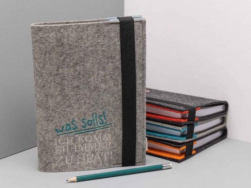 Notizbuch-mit-Filz-Einband-bestickt-was-solls-ich-komm-eh-zu-spaet Kopie