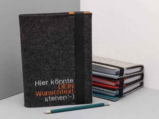 Notizbuch-mit-Filz-Einband-mit-Wunschtext-bestickt