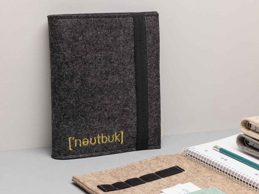 Organizer-aus-Filz-bestickt-mit-Motiv-Notebook