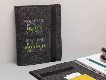 Organizer-aus-Filz-bestickt-mit-Spruch-eigentlich-hatte-ich-viel-vor