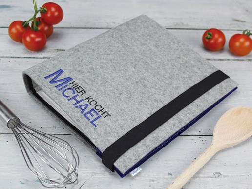 Rezeprordner-individuell-bestickt-mit-hier-kocht-Name-01