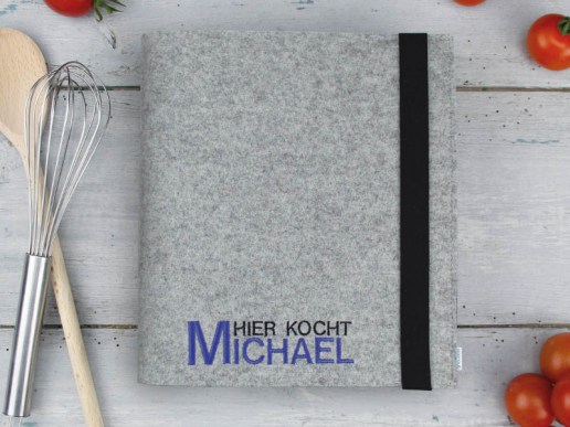 Rezeprordner-individuell-bestickt-mit-hier-kocht-Name-02