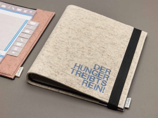 Rezeptordner-Filz-bestickt-mit-Spruch-der-Hunger-treibts-rein