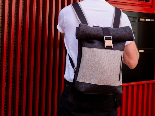 Rolltop-Rucksack-aus-Filz-anthrazit-grau