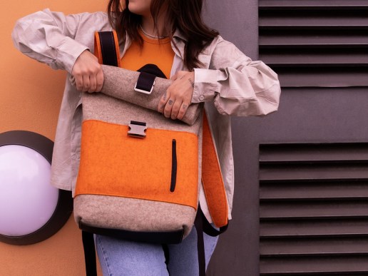 Rolltop-Rucksack-aus-Filz-beige-kuerbis