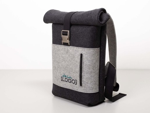 Rolltop-Rucksack-aus-Filz-grau-anthrazit-mit-Logo-bestickt