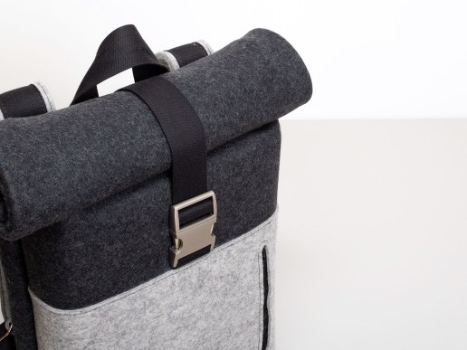 Rolltop-Rucksack-aus-Filz-regionale-Wolle-in-anthrazit-grau-Detail