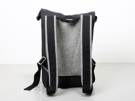 Rolltop-Rucksack-aus-Filz-regionale-Wolle-in-anthrazit-grau-Rueckansicht