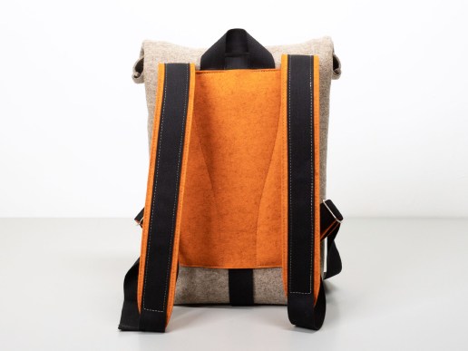 Rolltop-Rucksack-aus-Filz-regionale-Wolle-in-beige-kuerbis-Rueckansicht