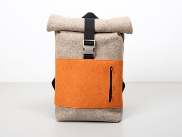 Rolltop-Rucksack-aus-Filz-regionale-Wolle-in-beige-kuerbis