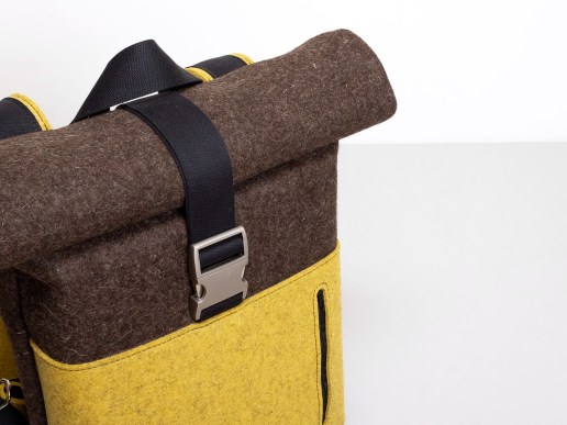Rolltop-Rucksack-aus-Filz-regionale-Wolle-in-jurabraun-senf-Detail4