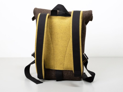 Rolltop-Rucksack-aus-Filz-regionale-Wolle-in-jurabraun-senf-Rueckansicht