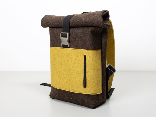 Rolltop-Rucksack-aus-Filz-regionale-Wolle-in-jurabraun-senf-Seitenansicht