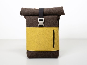 Rolltop-Rucksack-aus-Filz-regionale-Wolle-in-jurabraun-senf