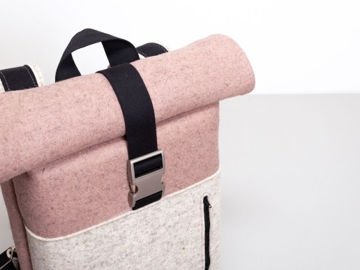 Rolltop-Rucksack-aus-Filz-regionale-Wolle-in-malve-merinoweiss-Detail1