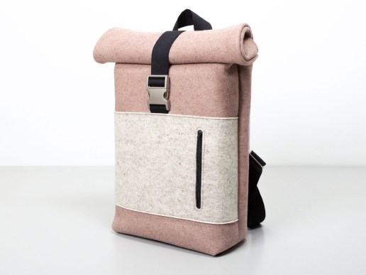 Rolltop-Rucksack-aus-Filz-regionale-Wolle-in-malve-merinoweiss-Seitenansicht3