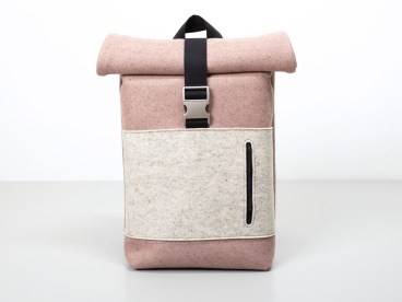Rolltop-Rucksack-aus-Filz-regionale-Wolle-in-malve-merinoweiss9