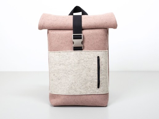 Rolltop-Rucksack-aus-Filz-regionale-Wolle-in-malve-merinoweiss9