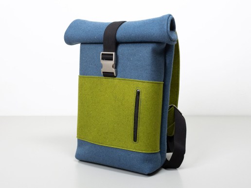 Rolltop-Rucksack-aus-Filz-regionale-Wolle-in-ozean-linde-Seitenansicht
