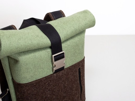 Rolltop-Rucksack-aus-Filz-regionale-Wolle-in-salbei-jurabraun-Detail
