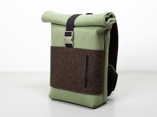 Rolltop-Rucksack-aus-Filz-regionale-Wolle-in-salbei-jurabraun-Seitenansicht