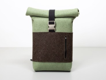 Rolltop-Rucksack-aus-Filz-regionale-Wolle-in-salbei-jurabraun
