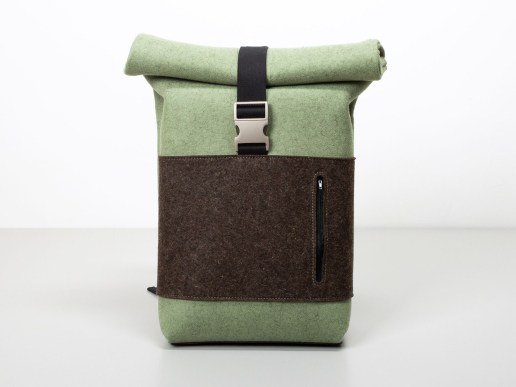 Rolltop-Rucksack-aus-Filz-regionale-Wolle-in-salbei-jurabraun