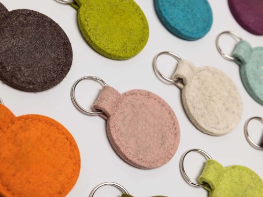 Runde Schlüsselanhänger aus Filz, bunte Farbmischung, mit Bestickung