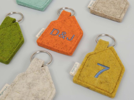 Schlüsselanhänger aus Filz in Hausform mit optionaler Bestickung eigener Text