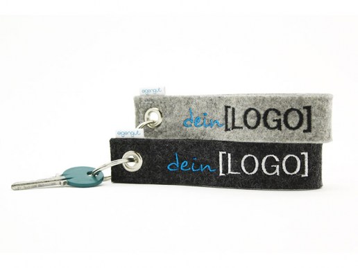 Schluesselanhaenger-aus-Filz-mit-Logo-bestickt