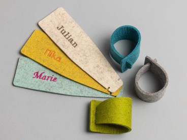 Serviettenring-aus-Filz-zum-Stecken-mit-Namen-bestickt