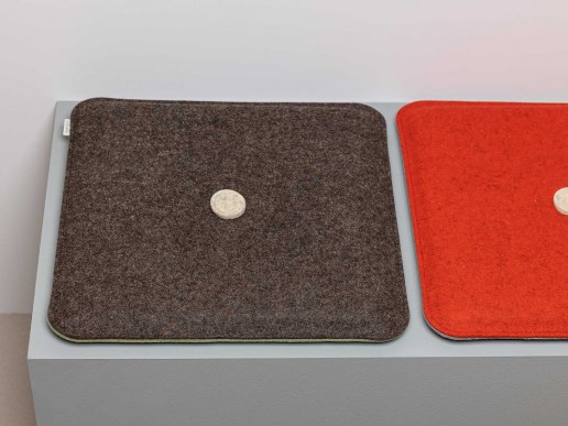 Sitzkissen-Natur-Filz-mit-Filzknopf-und-abgerundete-Ecken
