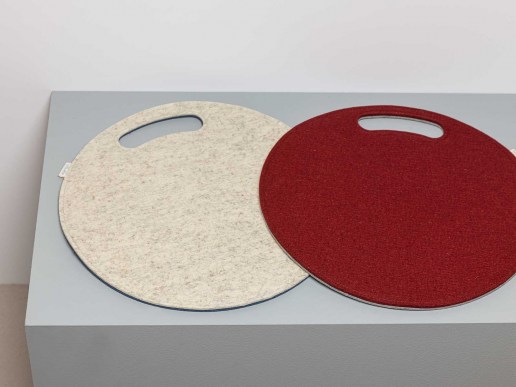 Sitzkissen-Natur-Filz-rund-mit-Griff