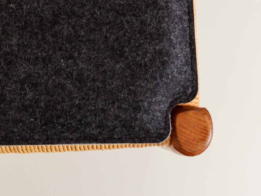 Sitzkissen-aus-Filz-fuer-Moeller-No-77-grau-anthrazit-Detail-Ecke6