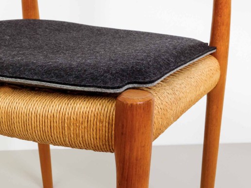 Sitzkissen-aus-Filz-fuer-Moeller-No-77-grau-anthrazit-Detail9