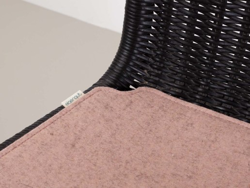 Sitzkissen aus Filz und Leder in der farbe taupe, Stuhlzeichnung vom HAY Revolt