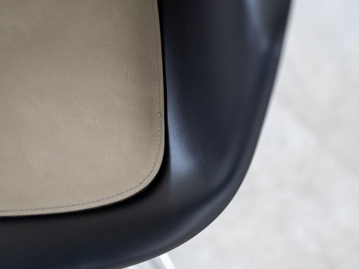 Sitzkissen aus Filz und recyceltem Leder Eames Armchair
